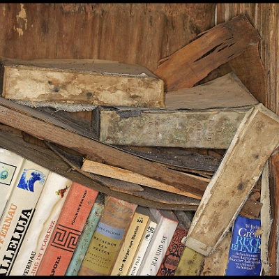 das eindringende Wasser hinterlässt Spuren : Anna L., Lost Place