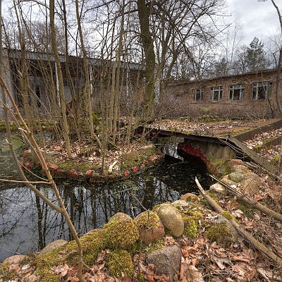 Zierteich mit Metallbrücke vor dem Speiseraum : GSSD, Kaserne, Lost Place
