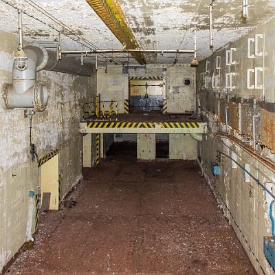 Hauptraum, unten links sind  die Eingänge zu den einzelnen Kammern zu sehen. : Bunker, GSSD, Sonderwaffen