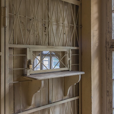 Ausgabeklappe der Waffenkammer : GSSD, Lost Place