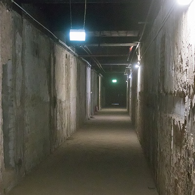 ein Durchgangskorridor mit dem Staub von Jahrzehnten