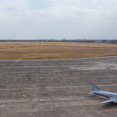 Blick vom Dach auf das Vorfeld