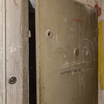 eine Tür der Luftschleuse : Flughafen, Tempelhof