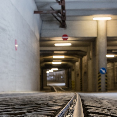 der Eisenbahntunnel, an der Decke sieht man noch die Montageschienen für die Flugzeugproduktion : Flughafen, Tempelhof