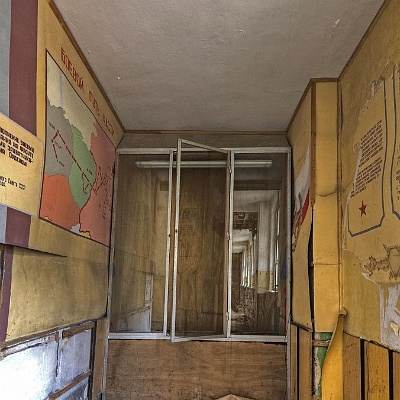 die leere Vitrine für die Ehrenzeichen der Einheit : GSSD, Kaserne, Schießschule