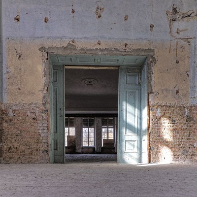 der Eingang zum Saal : GSSD, Kaserne, Schießschule