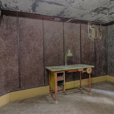 Kinoraum im Keller mit Filmumspulmaschiene : Burlakow-Villa, GSSD, Kaserne, Schießschule