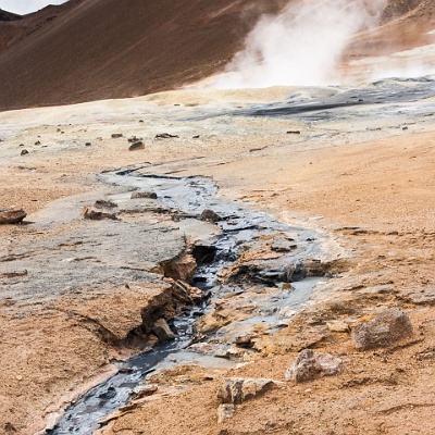 im Hintergrund eine Fumarole