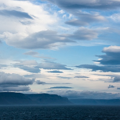 Land in Sicht, mit dem Kreuzfahrtschiff nach Island