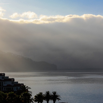 am frühen Morgen, die Wolken streben in Richtung Meer : Madeira