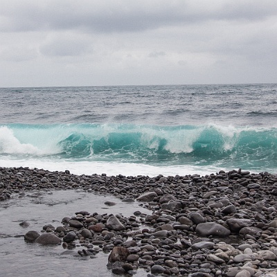 Felsenstrand, die Steine sind so groß, wie Melonen : Madeira