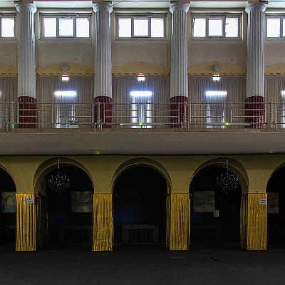 hier befanden sich früher die Umkleidekabienen : Stadtbad Leipzig