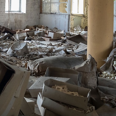 überall liegen massenhaft fertige Produkte, die nie abgeholt wurden : Beschläge, Fabrik, Lost Place