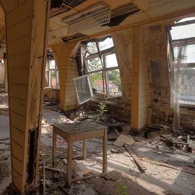 das Obergeschoß gibt nach : Beschläge, Fabrik, Lost Place