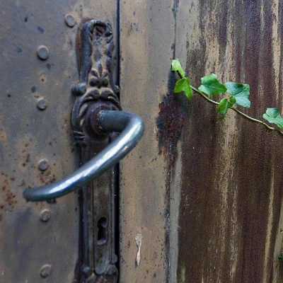 eine alte Türklinke : Beschläge, Fabrik, Lost Place