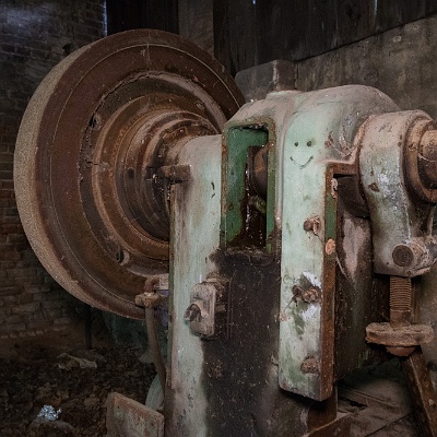 Technik aus der Vergangenheit : Beschläge, Fabrik, Lost Place