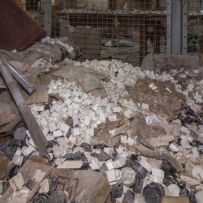 auch hier liegen Berge von nicht mehr verwendeten Plastikteilen : Beschläge, Fabrik, Lost Place