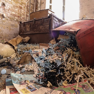 die Überreste der Spritzgußtechnik : Beschläge, Fabrik, Lost Place