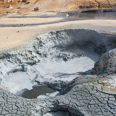 überall kleine Schlammvulkane